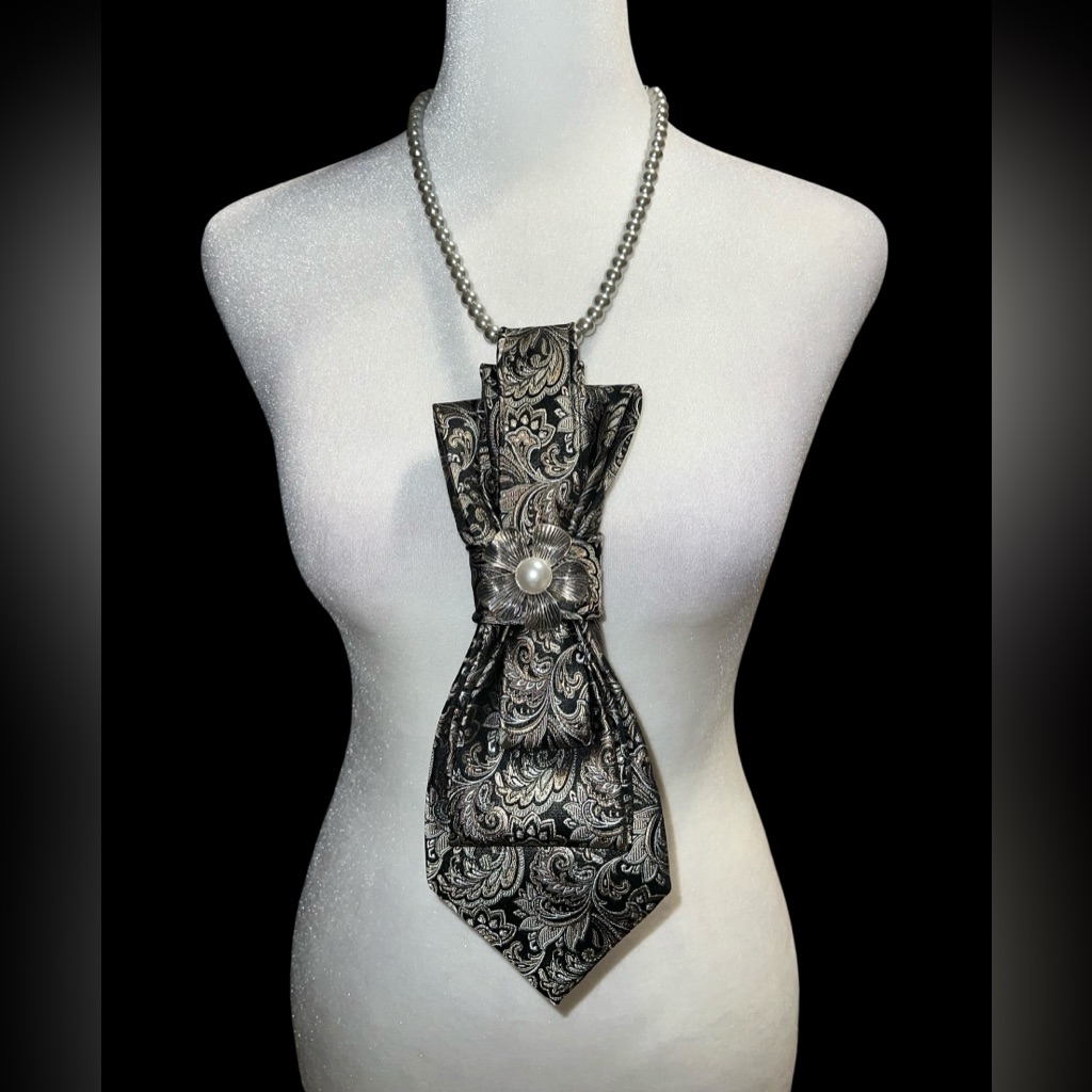 Elegant Black And Silver Paisley Necktie Necklace 28$